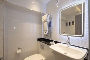 City Sleeper at Royal National Hotel - Bathroom
