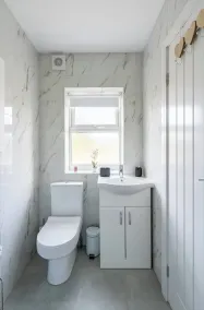 2 Bed Stylish Central Rochester Apartment Sleeps 4 Netflix Work Space - Salle de bain