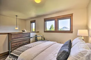 Scenic Studio w/ Loft & View of the Columbia River - Interior