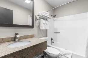 Quality Inn Oskaloosa - Salle de bain