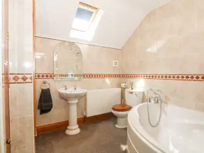 Ash Farm Cottage, CAERWYS - Baño