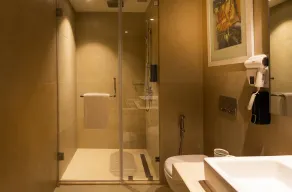 Holiday Inn Express & Suites Bengaluru Old Madras Road by IHG - Badezimmer