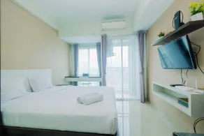 Modern and Comfy Studio Apartment Grand Dhika City By Travelio - Værelse