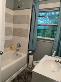 3 Bedroom House in Pontiac near Auburn Hill, Palace DTE Energy - Badrum