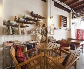 Gotum Hostel & Restaurant - Lobby sitting area