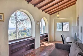 'The Castle' Hacienda Heights Home w/ Patio & Pool - Innvendig