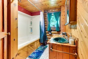 Pet-friendly Lyndon Station Cabin - Hike & Fish! - Baño
