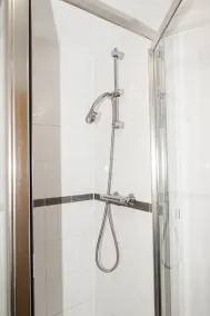 Greenings Apt Warrington - 2 Bed with FREE off road Parking & Wifi - Bathroom