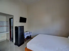 OYO Life 92838 Kost Ibu Surya - Zimmer