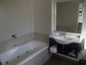 Arena Court Motel - Bathroom