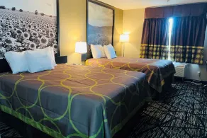 Super 8 by Wyndham Pratt - Room