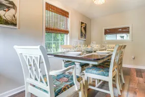Walk to Town & River: Charming Home in North East! - Interiör