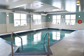 Holiday Inn Express Golden-Kicking Horse by IHG - Piscine