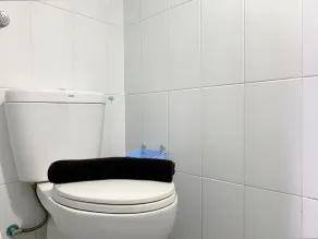 Minimalist Studio Grand Sentraland Karawang Apartment By Travelio - Bathroom