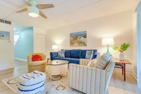 Chic Gulf Breeze Escape w/ Pool Access & Courtyard - Interiör