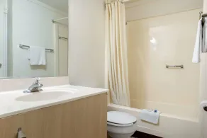 Rodeway Inn Sharonville - Cincinnati North - Bathroom