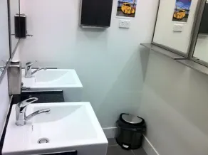 The Entrance Backpackers - Bathroom