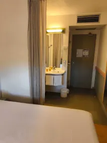 ibis budget Lons le Saunier ex Etap Hôtel - Salle de bain
