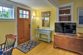 Bainbridge Island Abode < 1 Mi to Winslow! - Interior