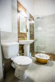 The Duke of Edinburgh Hotel & Bar - Bathroom