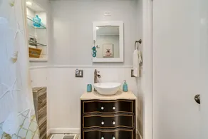 Walworth Home w/ Hot Tub - Near Golf Courses! - Badezimmer