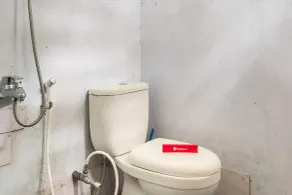 RedDoorz @ Apache Camp - Bathroom