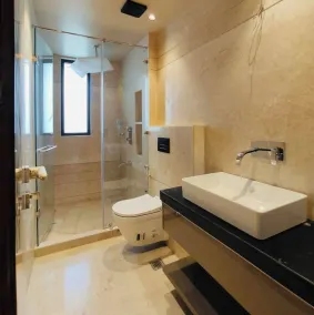 Luxurious 2-Bedroom Apartment with Shared Pool in Gurugram - Badezimmer