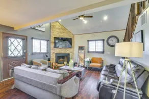 Private Hot Tub & Game Room: Pocono Family Cabin! - Interiör