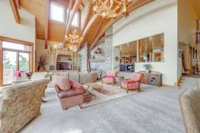 Hot Tub + Views: Luxe Mountain Escape in Yucaipa - Intérieur