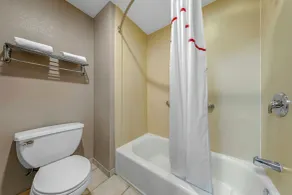 Red Roof Inn & Suites Philadelphia - Bellmawr - Bathroom