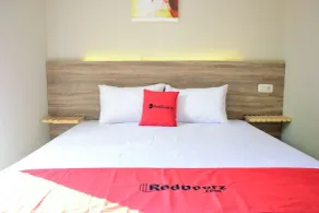 RedDoorz near Mangga Dua Square - Room