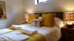 Tor Farm Lodges - Private Hot Tubs, Shared Seasonal Outdoor Pool, Dog Friendly - Rom