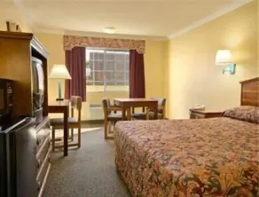 Super 8 by Wyndham Los Angeles Downtown - Chambre