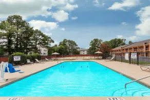 Days Inn by Wyndham Columbia - Piscine