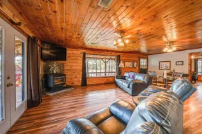 Broken Bow Cabin w/ Hot Tub & Fishing On-site! - Interior