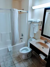 Super 8 by Wyndham Lebanon - Badezimmer