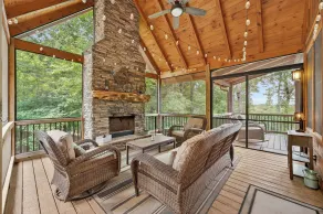 Luxury Mineral Bluff Cabin with Deck & Hot Tub! - Innvendig
