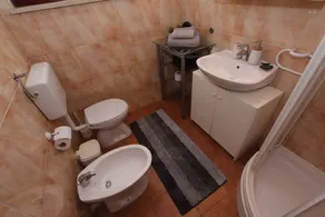 VILLA NIKOLA Ferienwohnung mit 1 Schlafzimmer mit Terrasse (Sanja) - Badezimmer