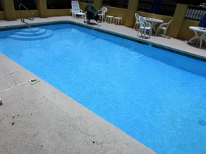 Days Inn & Suites by Wyndham Fort Valley - Piscina