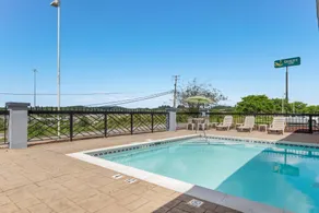Quality Inn London North - Piscine