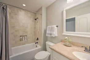 Stunning Lakefront Home: Hot Tub & Game Room! - Innenbereich