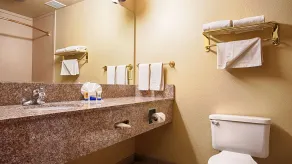 SureStay Plus Hotel by Best Western Quanah - Badezimmer