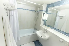 Campanile Saintes - Bathroom