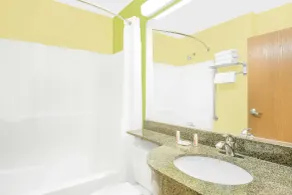 Microtel Inn & Suites by Wyndham Tuscumbia/Muscle Shoals - Baño