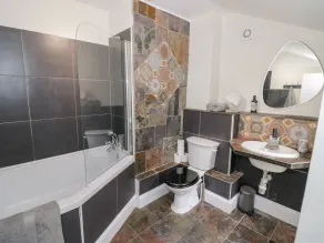 Dobbies Den - Baño