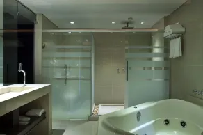Master Gramado Hotel - Espaço Kids Incrível - Bathroom