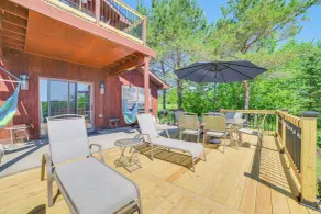Riverfront Cheboygan Home w/ Dock ~ 4 Mi to Town! - Interiör