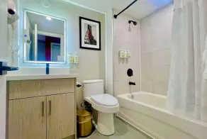 Ramada by Wyndham Kirkland Lake - Badezimmer