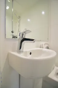 NE1 City Studios & Apartments - Bathroom
