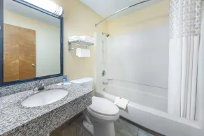 Super 8 by Wyndham Kansas City at Barry Road/Airport - Salle de bain